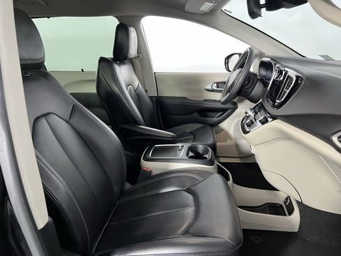 Used 2024 Chrysler Pacifica Touring-L image 34