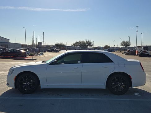 Used 2023 Chrysler 300 Touring w/ Sport Appearance Package image 7