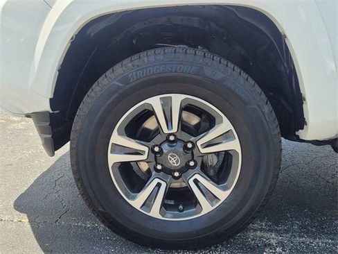Used 2018 Toyota Tacoma TRD Sport w/ Technology Package RWD image 4