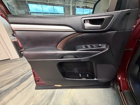 Used 2018 Toyota Highlander XLE FWD image 57