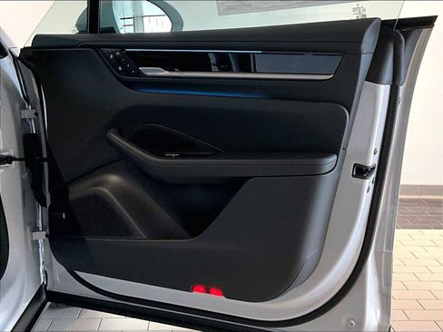 New 2026 Porsche Macan 4 Electric image 24