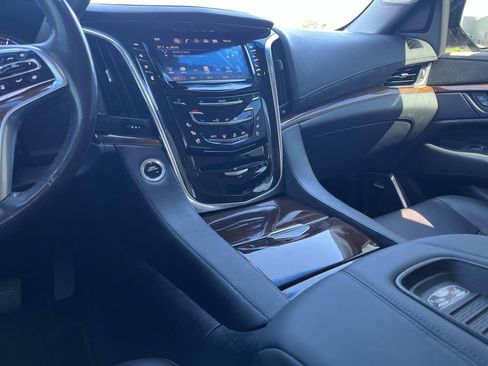 Used 2018 Cadillac Escalade Luxury AWD/4WD image 15