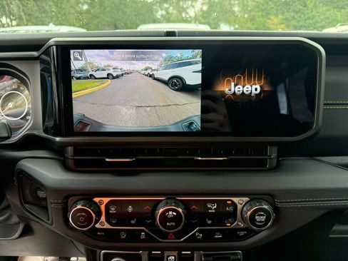 Used 2025 Jeep Gladiator Sport AWD/4WD image 7