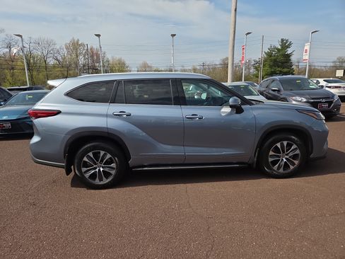 Used 2022 Toyota Highlander XLE image 2