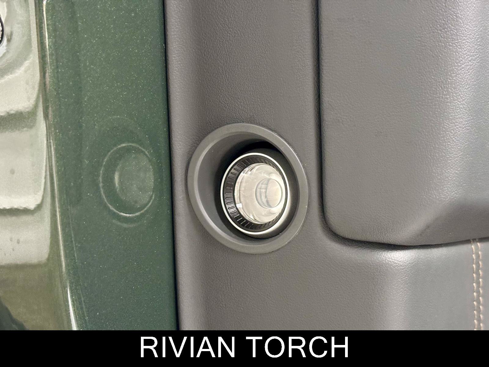 Used 2025 Rivian R1S Premium Dual AWD/4WD image 16
