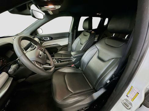 Used 2025 Jeep Compass Limited image 13