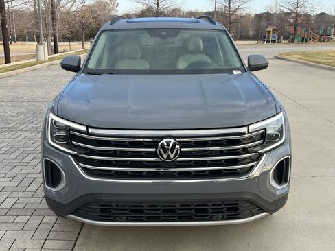 Certified 2025 Volkswagen Atlas SE w/ Panoramic Sunroof Package image 3
