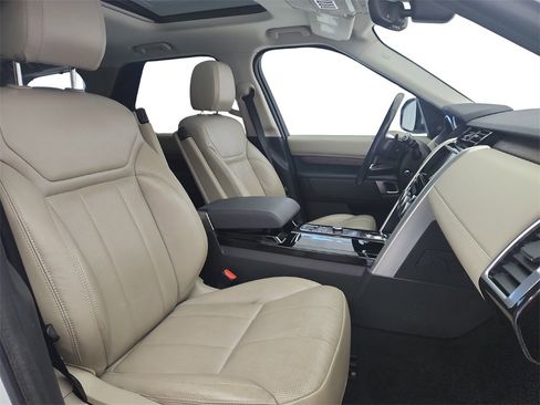 Used 2017 Land Rover Discovery HSE image 26