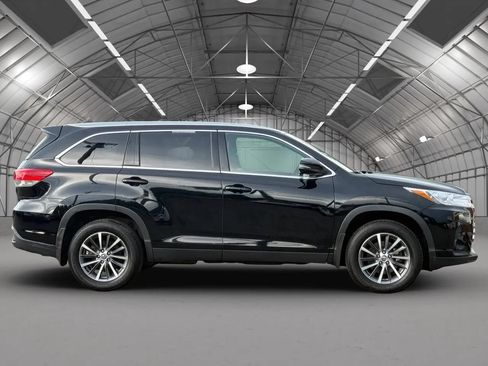 Used 2019 Toyota Highlander XLE w/ Preferred Accessory Package AWD/4WD image 8