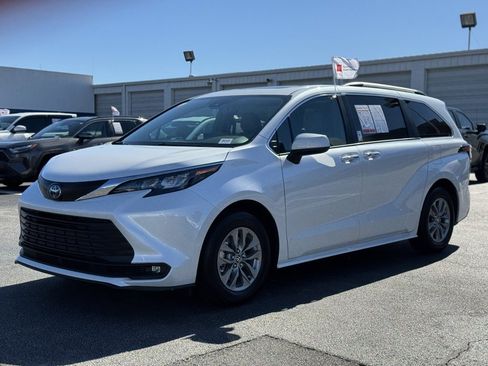 Used 2025 Toyota Sienna XLE w/ XLE Plus Package image 6