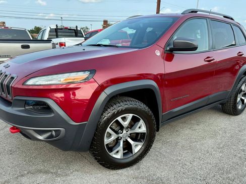 Used 2017 Jeep Cherokee Trailhawk w/ Comfort/Convenience Group AWD/4WD image 3