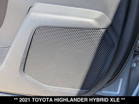 Used 2021 Toyota Highlander XLE AWD/4WD image 23