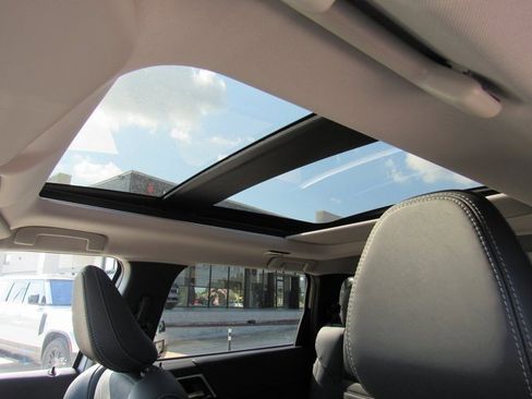 New 2025 Mitsubishi Outlander SE image 16