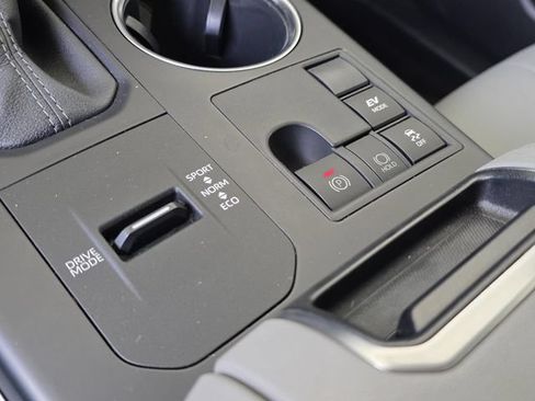 Used 2023 Toyota Highlander XLE FWD image 27