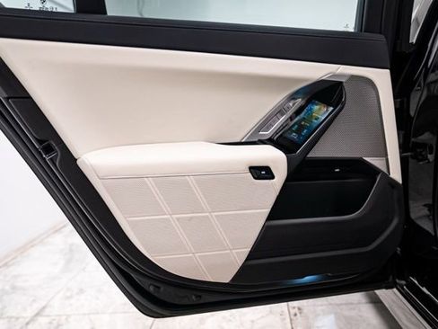 Used 2023 BMW 760i xDrive image 26