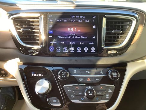 Used 2017 Chrysler Pacifica Touring-L Plus FWD image 13