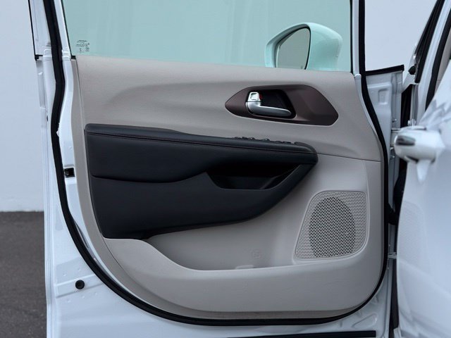 Used 2019 Chrysler Pacifica Touring-L FWD image 11