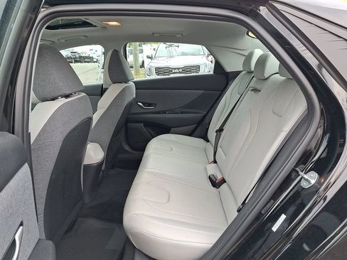 Used 2023 Hyundai Elantra Limited FWD image 11