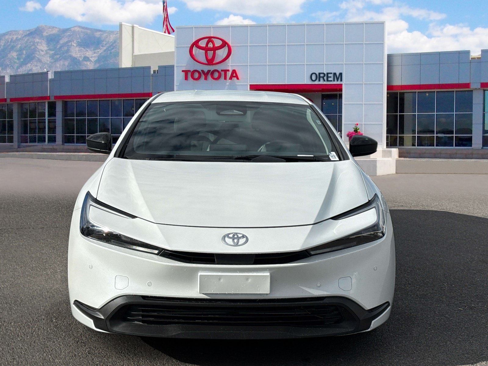 Used 2025 Toyota Prius LE FWD image 2