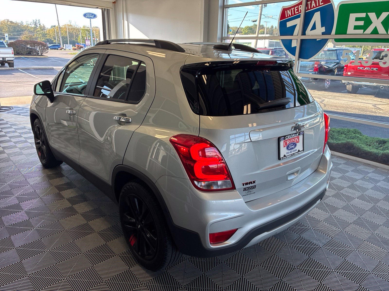 Used 2018 Chevrolet Trax LT w/ Sun & Sound Package FWD image 4