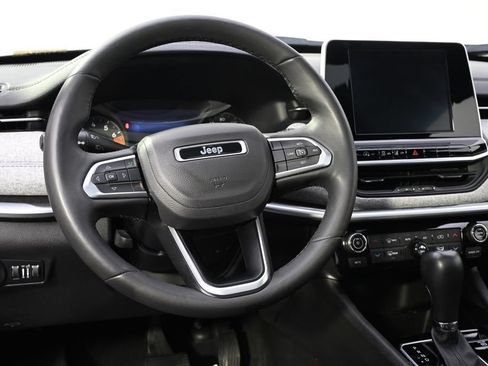 Used 2025 Jeep Compass Latitude w/ Sun & Sound Group AWD/4WD image 10