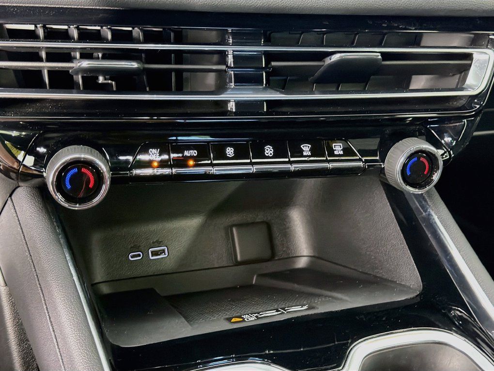 Used 2025 Chevrolet Traverse High Country FWD image 19