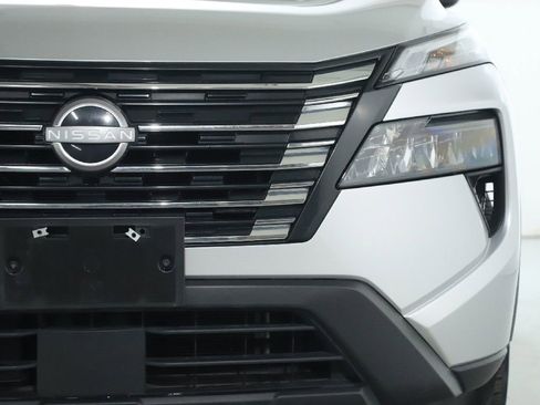 Used 2024 Nissan Rogue SV image 7