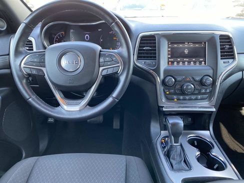 Used 2021 Jeep Grand Cherokee Laredo AWD/4WD image 12