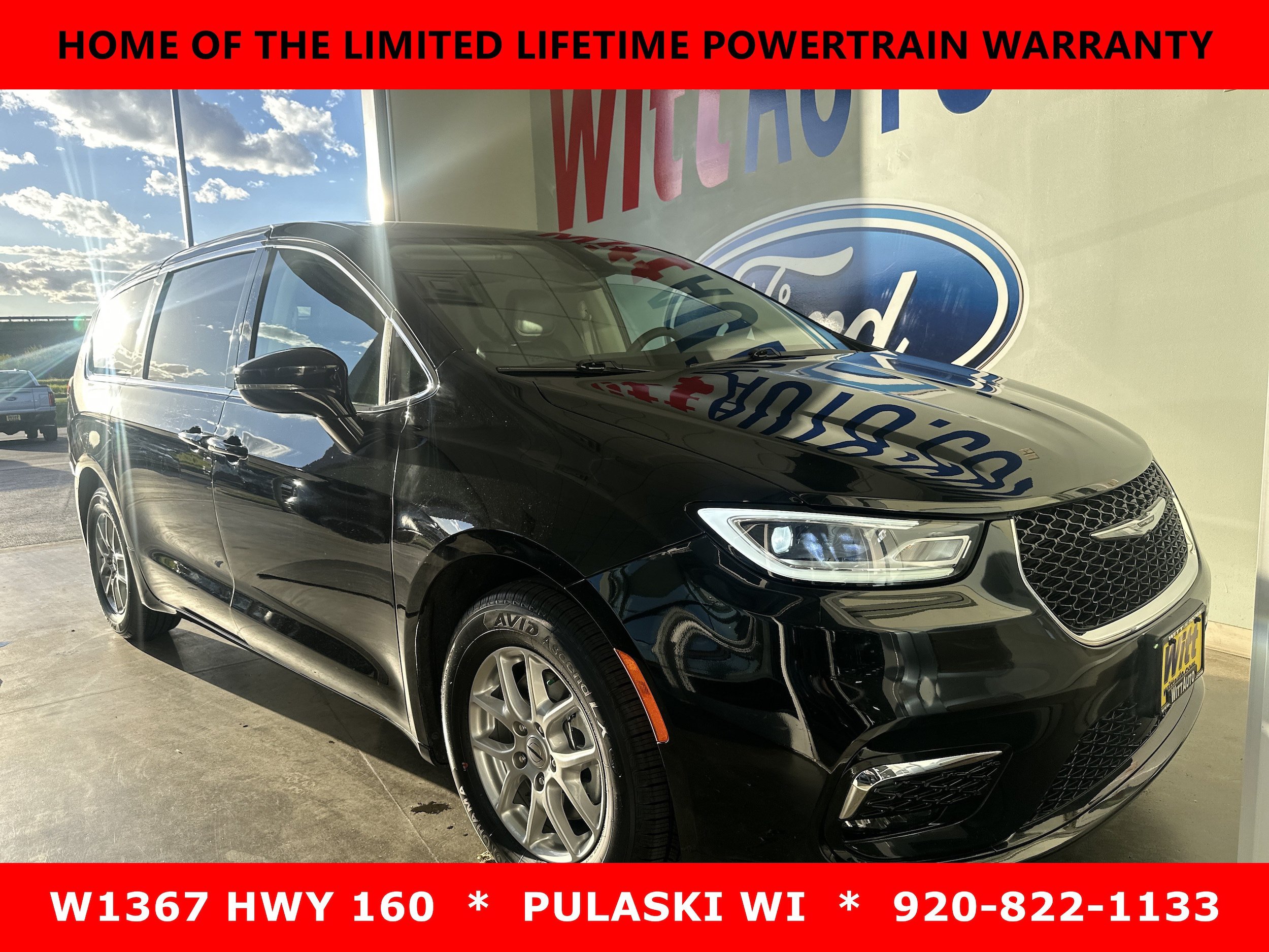 Used 2024 Chrysler Pacifica Touring-L FWD image 3