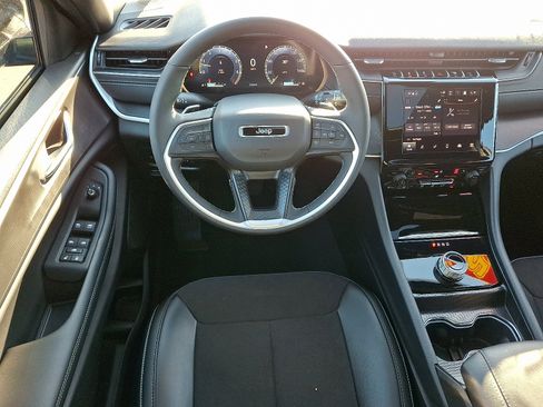 Certified 2025 Jeep Grand Cherokee Altitude image 11