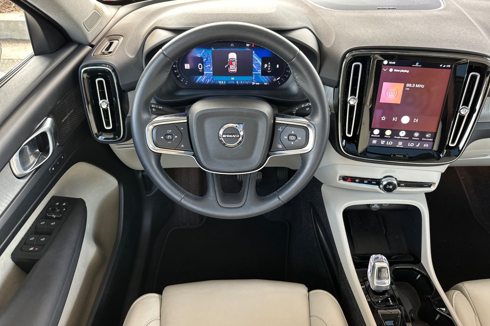 Certified 2025 Volvo XC40 B5 Plus AWD/4WD image 16