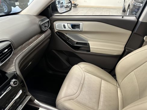 Used 2022 Ford Explorer Platinum w/ Equipment Group 601A image 27