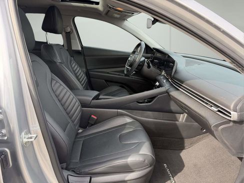 Used 2023 Hyundai Elantra Limited image 11