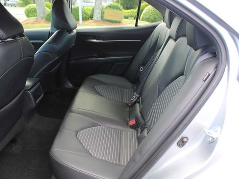 Used 2022 Toyota Camry SE w/ Cold Weather Package FWD image 10