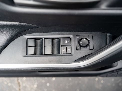 Certified 2021 Toyota RAV4 LE AWD/4WD image 17
