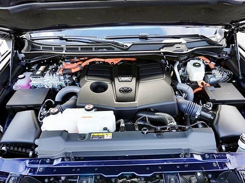 Used 2024 Toyota Sequoia Capstone AWD/4WD image 15