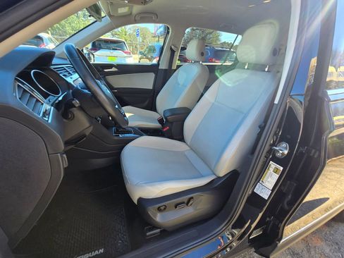 Used 2020 Volkswagen Tiguan SE image 6