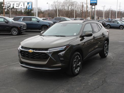 Certified 2024 Chevrolet Trax LT w/ Driver Confidence Package image 8