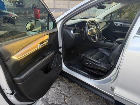 Used 2017 Cadillac XT5 Luxury w/ Driver Awareness Package image 9