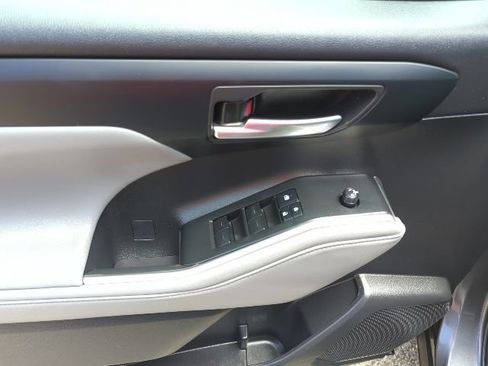 Used 2022 Toyota Highlander XLE AWD/4WD image 18
