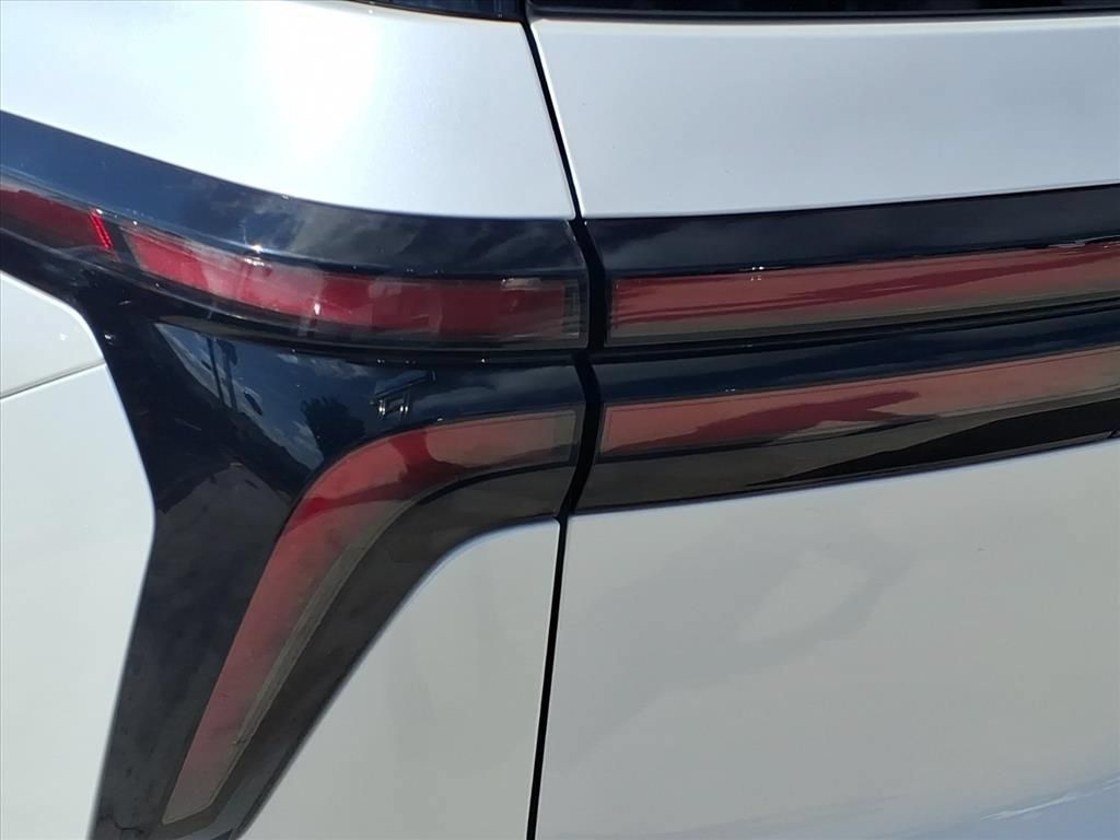 Used 2025 Chevrolet Traverse LT w/ Enhanced Driving Package FWD image 12