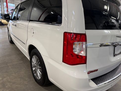 Used 2013 Chrysler Town & Country Touring-L w/ Driver Convenience Group image 27