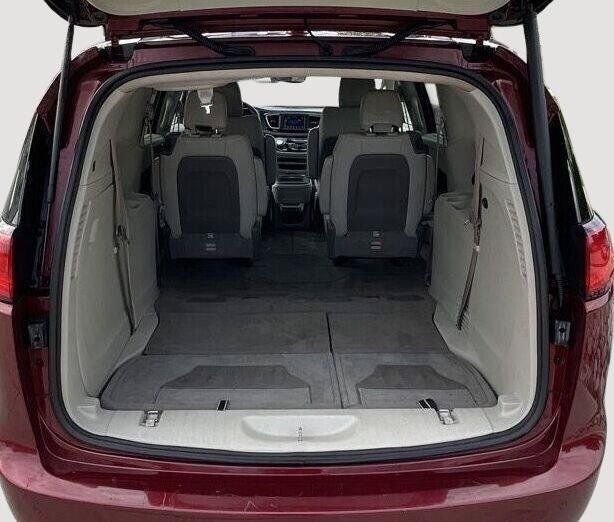 Used 2020 Chrysler Pacifica Touring-L FWD image 6