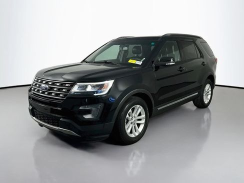Used 2017 Ford Explorer XLT w/ Equipment Group 202A FWD image 3