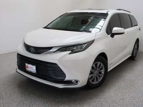 Used 2021 Toyota Sienna XLE FWD image 2