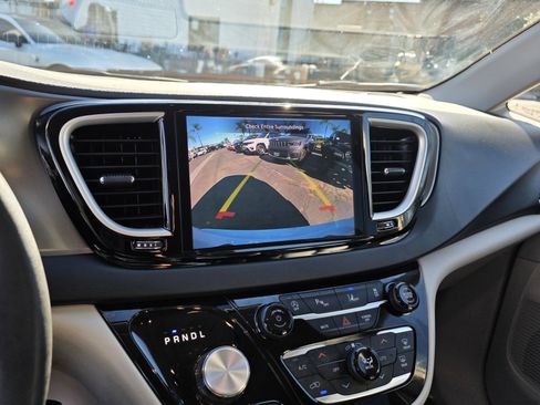 Used 2023 Chrysler Pacifica Touring-L image 17