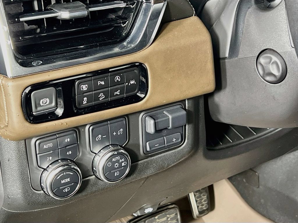 Certified 2025 GMC Yukon Denali Ultimate w/ LPO, Floor Liner Package AWD/4WD image 10