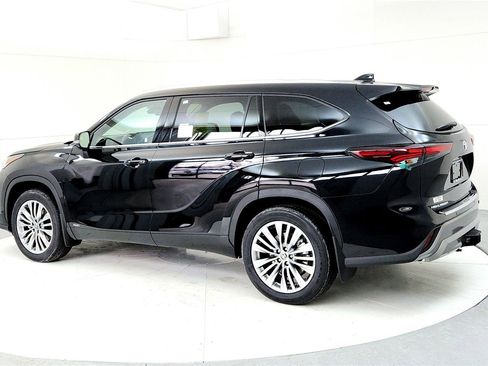 New 2026 Toyota Highlander Platinum image 4