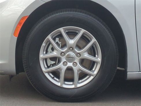 Used 2024 Chrysler Pacifica Touring-L image 19