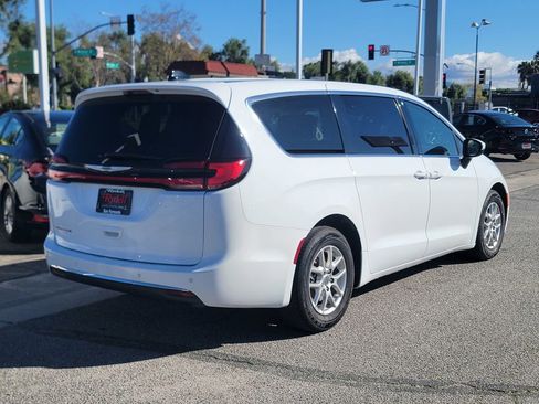 Certified 2023 Chrysler Pacifica Touring-L image 5